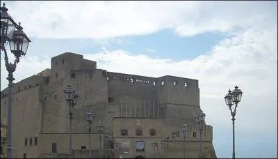 Le Castello dell'Ovo a été construit par les Normands. Il abrite des expositions temporaires. Dans quelle ville peut-on le voir ?