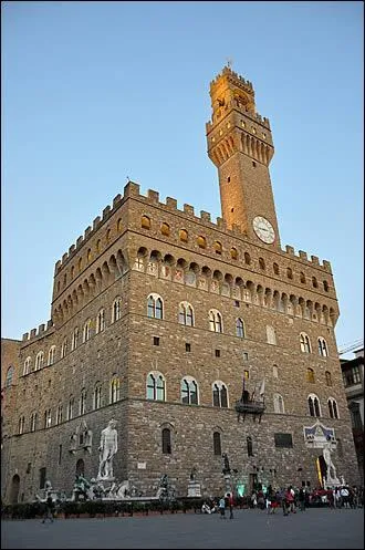 Le palazzo Vecchio est situé sur la piazza della Signoria. Construit entre 1299 et 1314, il abrite aujourd'hui le Conseil municipal de la ville. Laquelle ?