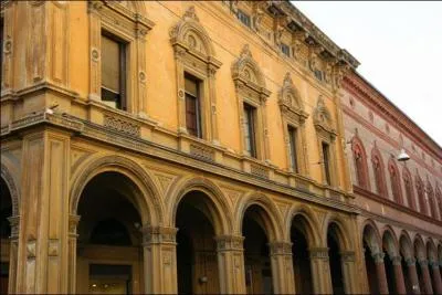 Les portiques en arcades, qui comprennent plus de 38 Km dans le centre historique, sont très nombreux dans cette très ancienne ville universitaire. Laquelle ?