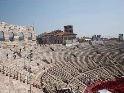 Les arènes, conçues pour accueillir les combats des gladiateurs, sont aujourd'hui des scènes mondiales de l'opéra lyrique et de concerts modernes. Dans quelle ville se trouvent-elles ?