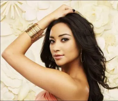 Quand Emily sort de la maison de poupée, que fait-elle pour se défouler ?