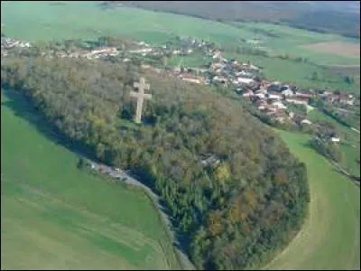 Quel département la croix de Lorraine du mémorial de Charles de Gaulle surplombe-t-elle ?