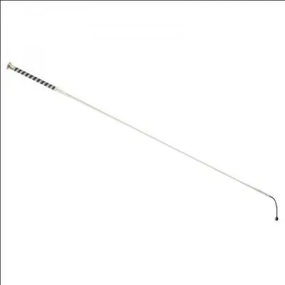 Comment appelle-t-on la longue cravache qu'on retrouve souvent en dressage ?