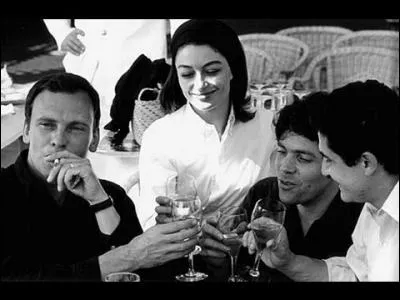 Si on recule une douzaine d'années auparavant il y avait eu un autre immense succès : “ Un homme et une femme” de Lelouch mais celui-ci a-t-il gagné la statuette du meilleur réalisateur ou a-t-il été juste nommé ?