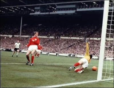 En Coupe du monde 1966 dans le groupe D, l'Union soviétique finit première du groupe. Une équipe crée la surprise en éliminant l'Italie et parvint à finir deuxième avant de se faire éliminer en quart de finale. 
Quelle était cette équipe ?