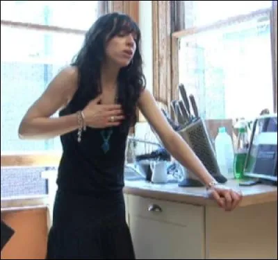 Quel diagnostic peut-on envisager sur une personne venant aux urgences avec une douleur au mollet et une dyspnée ?