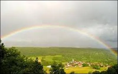 Sous cet arc-en-ciel, vous avez le village rhônalpin de Charix. Ils e trouve dans le département ...