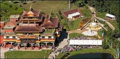 Nous survolons le temple tibétain de Roqueredonde. Village Héraultais dur le Plateau de l'Escandorgue, il se situe en région ...