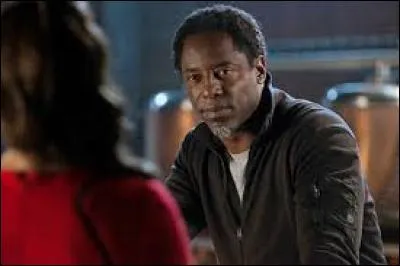 Que vient faire Jaha quand il arrive au camp juste après l'attaque de Pike contre les troupes d'Indra ?