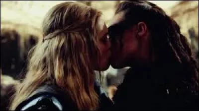 Qui est tué par qui juste après que Clarke et Lexa s'embrassent ?
