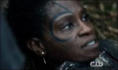 Combien de personnes Pike, Bellamy et les autres tuent-ils lorsqu'ils attaquent les Terriens qui doivent les protéger ?