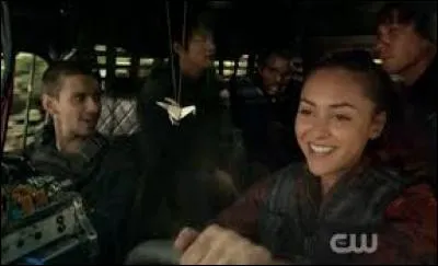 Au début, que cherchent Bellamy, Raven, Octavia et les autres lorsqu'ils tombent sur les hommes de la Nation des Glaces et que découvrent-ils ?