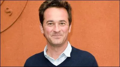 Quel est le nom de ce journaliste de France 2 issu d'une famille qui tient l'origine de son nom d'une ancienne seigneurie de la commune de Samer dans le Pas-de-Calais ?