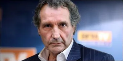 Sur quelle chaîne Jean-Jacques Bourdin présente-t-il une émission sur l'actualité politique, économique et sportive ?