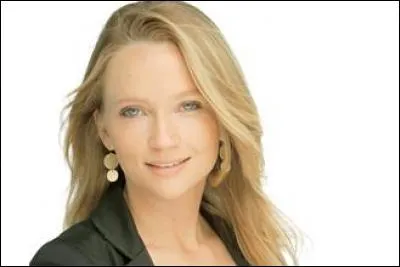 Quelle journaliste, née en 1981, est la présentatrice des éditions de la semaine du journal télévisé de D8 ?