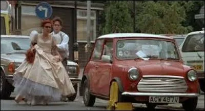 Elle souffre, cette mini-Cooper, et on entend grincer atrocement les vitesses dans le film où le héros, toujours en retard, l'utilise. Quel est ce film ?