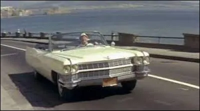 Cette voiture "mule", que conduit un Bourvil, ravi de convoyer une voiture en Italie en plein été, est la star du film Le Corniaud. Quelle est sa marque ?