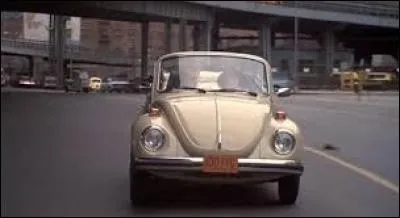 Qu'elle était mignonne la première Coccinelle ! La voici conduite sauvagement dans les rues de New-York par une déjantée qui donne son titre au film. Quel est ce film ?