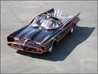 Cette voiture fut la première de la série des voitures de ce héros de la BD, devenu héros de la TV puis héros de cinéma à plusieurs reprises. Qui est son propriétaire ?