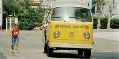 Volkswagen a sa place au cinéma : qui pourrait oublier ce van camper jaune vif, qui doit être poussé pour démarrer ! Quel est ce film ?