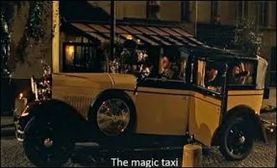 Ce taxi circule à Paris (on est au cinéma), dans le film de Woody Allen Midnight in Paris. Et il a une particularité, laquelle ?