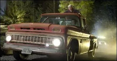 Que dire de ce camion déglingué devenu star mondiale car conduit par une future vampire dans Twilight ! Acheté par son père, et réparé par son ami Jacob l'indien, de quelle marque est ce véhicule de 1953 ?