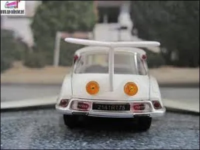 C'est une voiture volante, constituée d'un bon vieux modèle d'époque (d'époque du film bien sûr). A qui est-elle ?