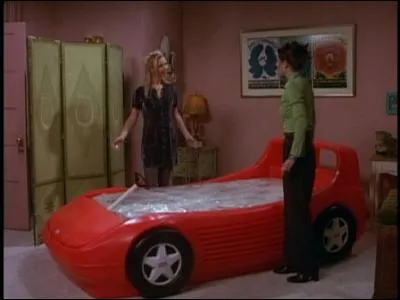 C'est certes une voiture, qui vient de chez "Le Roi du matelas", et qui aurait dû y rester, si une certaine Fellula ne l'avait acceptée en livraison. A qui est la chambre où trône cette voiture ?