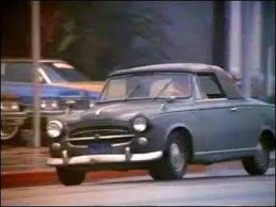 Ultra-célèbre, cette décapotable déglinguée accompagnait l'imperméable froissé d'un certain lieutenant de police de L.A, le célèbre Columbo. Quelle est la marque de la voiture ?