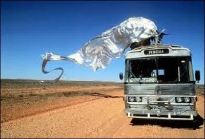 Ce n'est pas une voiture mais un bus, un bus sillonnant le désert avec à son bord un trio déjanté, pour le moins. Ce bus a un prénom, lequel ?