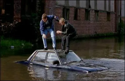 La scène se place au début de ce film, on a du mal à voir la voiture et pour cause, et cela donne bien l'esprit du duo de copains. Quel est ce film ?