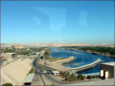 A qui &eacute;tait d&eacute;di&eacute; le temple d'Abou Simbel que l'on d&eacute;pla&ccedil;a lors de la construction du barrage d'Assouan ?
