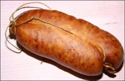 Quel mets charcutier traditionnel fum&eacute; de l'Est de la France est pr&eacute;par&eacute; dans un tuy&eacute; ?