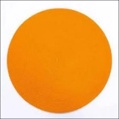 Laquelle de ces boissons possède un fond rond de couleur orange pour son logo ?