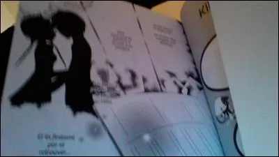 Hiroto embrasse-t-il Kilari dans la pièce de théâtre ?