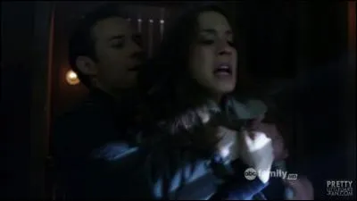 Qui a essay&eacute; de tuer Spencer &agrave; l'&eacute;glise ?