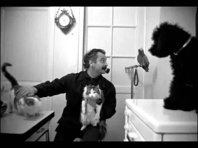 Qui s'indigne devant la pauvreté de la langue pour parler du sexe de la femme ?  Tendre corps féminin, ton plus bel apanage/Que tous ceux qui l'ont vu disent hallucinant./Ç'eût été mon ultime chant, mon chant du cygne/ Mon dernier billet doux, mon message d'adieu./Or, malheureusement, les mots qui le désignent Le disputent à l'exécrable, à l'odieux./C'est la grande pitié de la langue française