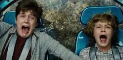 Je regarde le film "Jurassic World", que j'ai eu en DVD à Noël. Les personnages principaux sont Zach ... Gray.