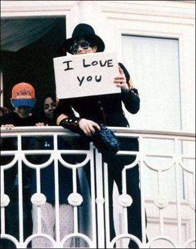 Qu'a écrit Michael à ses fans par une fenêtre ?
