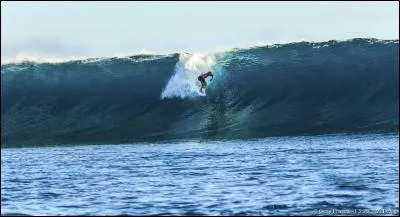 Teahuppoo, sur l'île de Tahiti : une vague de 15 m qui vient se briser sur des rochers coralliens à 80 cm de la surface ! Depuis quand le surf existe-t-il ?