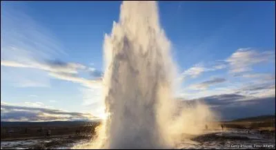 "Quand t'es dans le geyser, tu te demandes à quoi ça sert..." Comment se nomme celui-ci, qui crache toutes les 10 mn (ou 3 fois par jour) ?