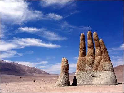 À qui cette uvre qui s'appelle La Mano del Desierto se veut-elle un hommage ?