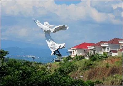 On connaît tous le Christ de Rio de Janeiro, un classique un peu ennuyant. Celui-ci par contre est spectaculaire et plein de mouvements, on dirait qu'il vole. On le retrouve à Manado, en Indonésie, et il s'appelle...