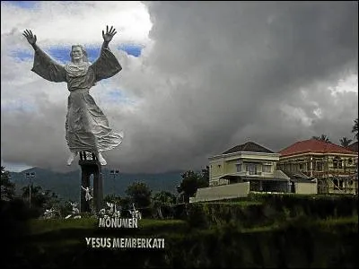Ciputra a fait ériger cette statue pour remercier Manado, la ville de son enfance. Mais qui est Ciputra ?