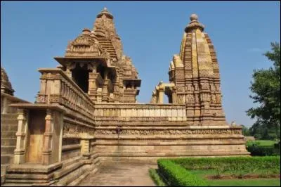 Il a l'air bien innocent, ce temple situé en Inde. Comment s'appelle ce lieu de recueillement justement construit aux Xe et XIe siècles ?