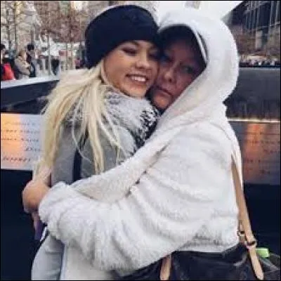 Comment s'appelle sa mère ?