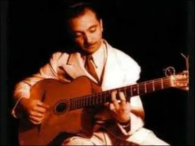 Django Reinhardt a joué du violon avant de passer à la guitare.