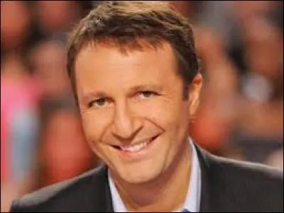 Arthur, animateur de télévision, a débuté en donnant les résultats sportifs sur une radio locale.