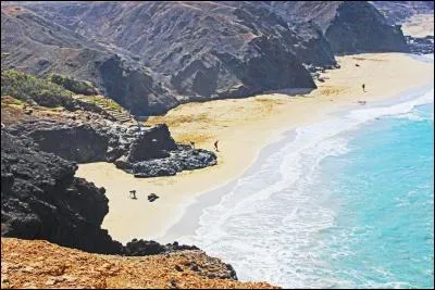 Cette île du Sud-Est de l'archipel, la première à être sortie des eaux, est essentiellement aride et d'une altitude plus faible que les autres. Vous aurez reconnu :
