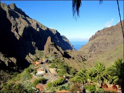 Restons à Tenerife. Quel est ce petit village situé dans le massif de Teno qui doit sa renommée à sa profonde gorge et au sentier de randonnée qui parcourt celle-ci jusqu'à l'océan ?